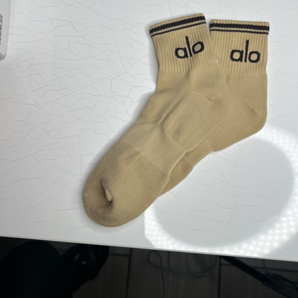 Alo yoga crew unisex socks in color mocha